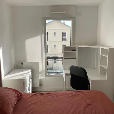 Belle Dans Un Bel Immeuble